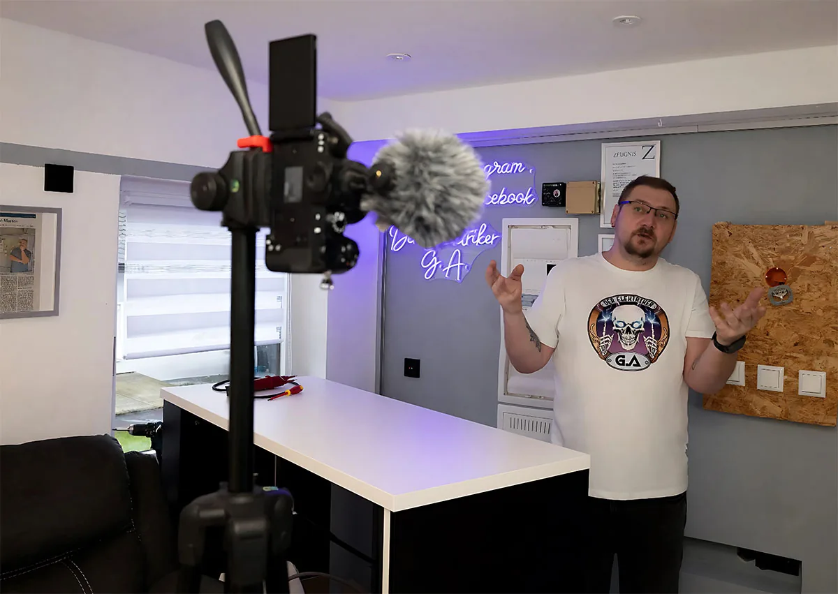 Gerhard beim Videodreh in seinem Studio