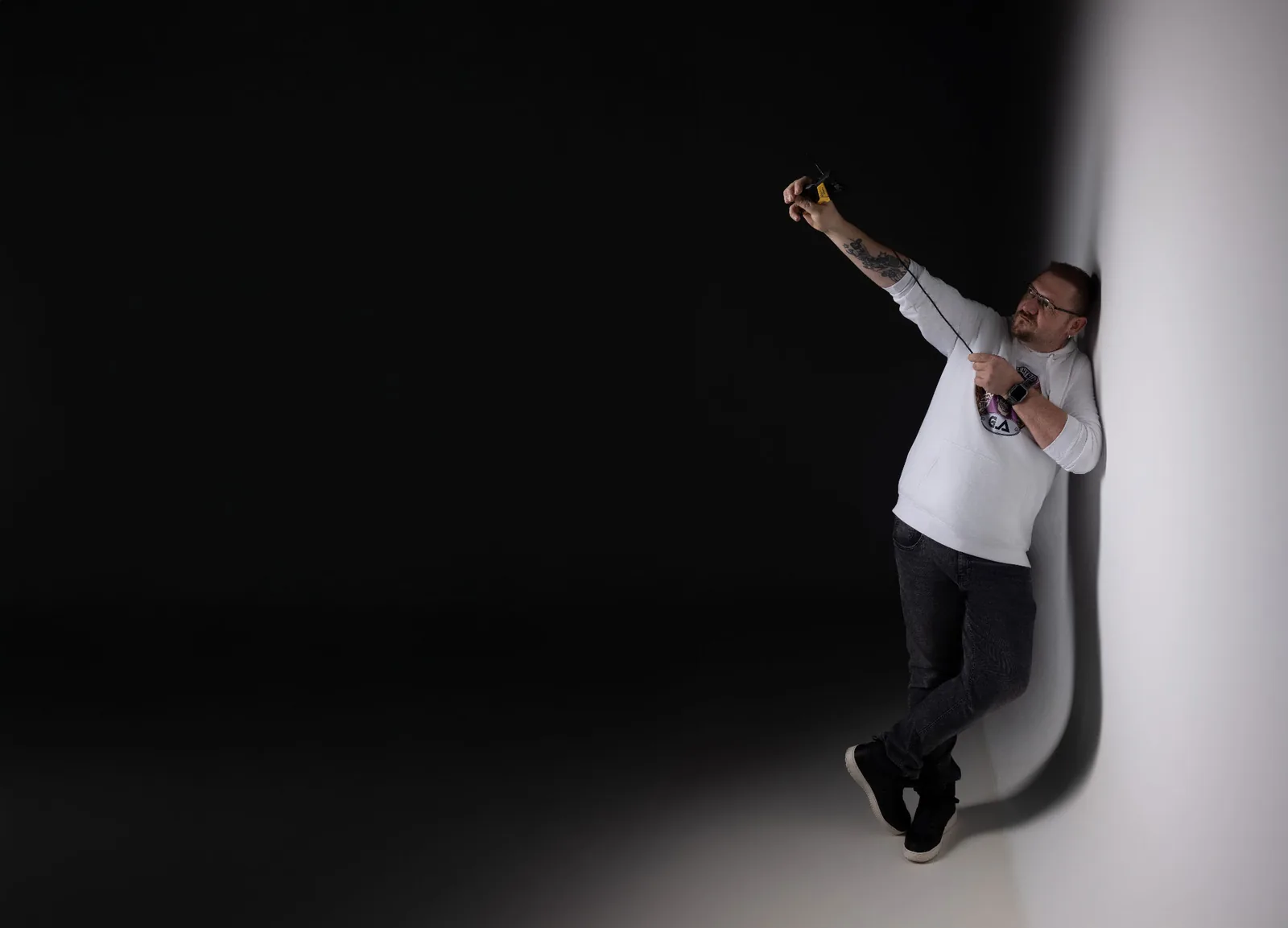 Gerhard Atzberger in Siegerpose an einer weißen Wand